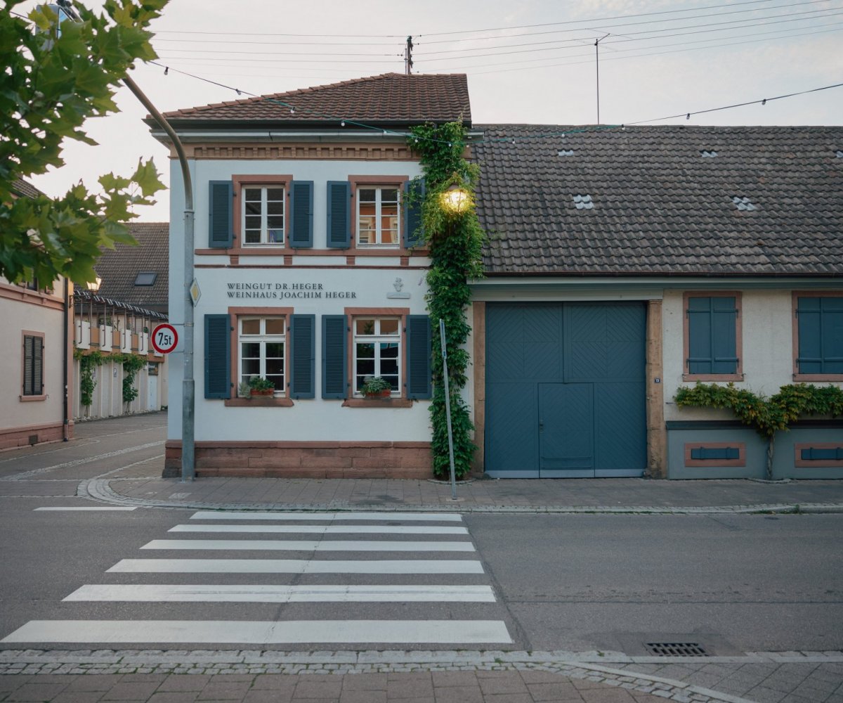 Eine Weinflasche aus dem Weingut Heger